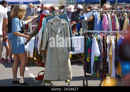 Großer Flohmarkt jeden Samstag beim Naschmarkt a Wien, Österreich, Europa - Grande mercato delle pulci ogni Sabato al Naschmarkt a Vienna, Austria, EUR Foto Stock