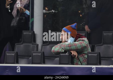 Milano, Italia. 19 Ott 2021. Alessandro Cattelan durante la UEFA Champions League 2021/22 Group Stage - partita di calcio di gruppo D tra FC Internazionale e FC Sheriff Tiraspol allo Stadio Giuseppe Meazza di Milano il 19 ottobre 2021 Credit: Independent Photo Agency/Alamy Live News Foto Stock