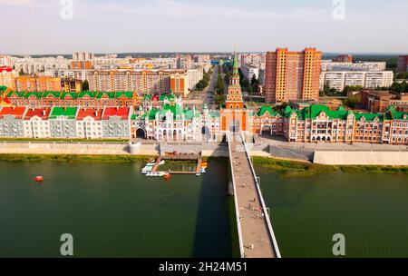 Vista aerea estiva del pittoresco e colorato argine di Bruges a Yoshkar-Ola con edifici residenziali in stile architettonico fiammingo, torre d'ingresso e bri Foto Stock