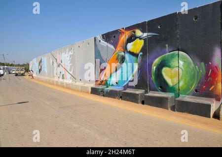 Lastre di cemento al confine tra Israele e Libano muro di separazione con graffiti vicino all'insediamento di Shtula sul lato israeliano Foto Stock