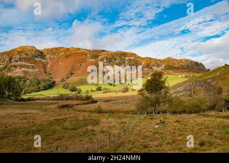 Scenario idilliaco della valle di Little Langdale in autunno, nel Lake District National Park, Cumbria, Inghilterra, Regno Unito Foto Stock