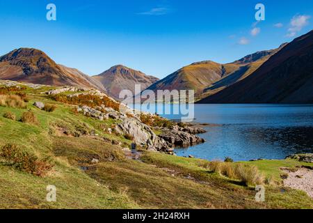 Le belle acque calme di Wast Water in una luminosa giornata di sole ai piedi della salita a Scafell Pike, Lake District National Park, Cumbria, Inghilterra Foto Stock