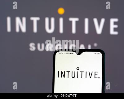 In questa figura è illustrato il logo intuitivo di Surgical, Inc. Visualizzato su uno smartphone Foto Stock