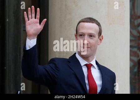 File photo - il CEO di Facebook Mark Zuckerberg lascia l'Elysee Palace di Parigi, Francia, dopo un incontro con il presidente francese il 10 maggio 2019. - il gigante dei social media Facebook Inc sta pianificando di remarcare il marchio con un nuovo nome la prossima settimana. Mark Zuckerberg, Chief Executive Officer di Facebook, ha in programma di parlare del cambiamento di nome alla conferenza Connect annuale dell'azienda del 28 ottobre, ma potrebbe essere svelata prima. Foto di Henri Szwarc/ABACAPRESS.COM Foto Stock