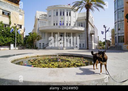 Piazza Bialik, l'edificio del vecchio comune in background eclettico stile architettura a Tel-Aviv, Israele Foto Stock