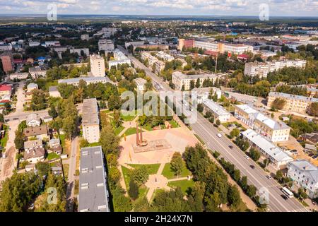 Paesaggio urbano aereo della città russa Kovrov con vista di edifici residenziali e piazza con fuoco eterno. Foto Stock