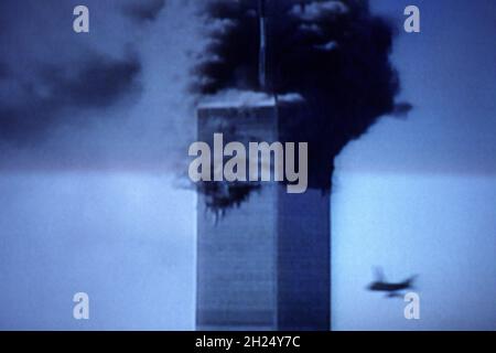 Uno screenshot della copertura in diretta della televisione degli eventi che si dispiegarono a New York nel corso del 9/11, in cui due aerei dirottati si schiantarono nelle torri gemelle il 11 settembre 2001. Foto Stock