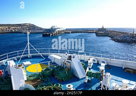 Prua del traghetto Malita Gozo Channel Line con vista verso la costa maltese e il porto, Malta, Europa. Foto Stock