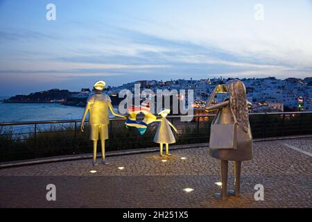 Statue sul Miradouro do Pau da Bandeira mirador con vista su tutta la città al crepuscolo, Albufeira, Portogallo, Europa. Foto Stock