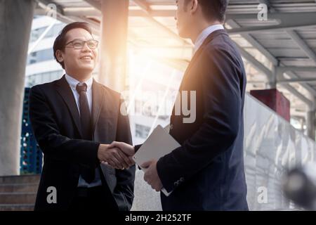 Negoziazione di successo e il concetto di successo, due persone business scuotono mano dopo conversazione e successo in affare di investimento Foto Stock