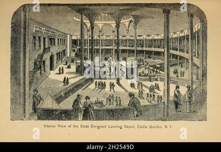 Interior state Emigrant Landing Depot Castle Garden N.Y. da Bacon's Guide to America and the Colonies, for the capitalist, Tourist, or Emigrant. Abbracciare il clima, il suolo, l'agricoltura, i produttori, i prezzi delle terre e come proteggerli, le leggi di Homestead, la naturalizzazione, i salari, il costo del viaggio, le tariffe ferroviarie e le distanze, e Una massa di altre informazioni generali. Di George Washington Bacon pubblicato a Londra da G.W. Pancetta nel 1870 Foto Stock