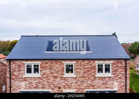 SKIPWITH, REGNO UNITO - 20 OTTOBRE 2021. Una nuova costruzione casa con pannelli solari fotovoltaici incorporati nel tetto che generano energia pulita e rinnovabile per le case Foto Stock
