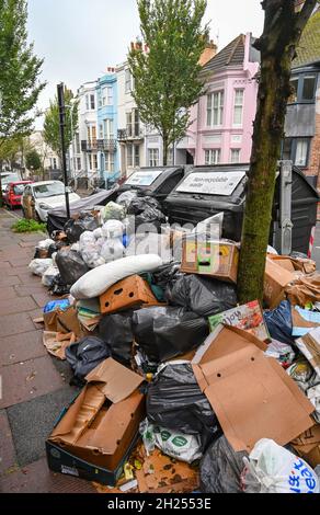 Brighton UK 20 ottobre 2021 - mucchi di rifiuti possono ancora essere visti per le strade di Brighton dopo uno sciopero di due settimane da parte dei binmen . Tuttavia il consiglio cittadino a guida verde ha votato a favore di un accordo ieri sera per porre fine allo sciopero: Credit Simon Dack / Alamy Live News Foto Stock