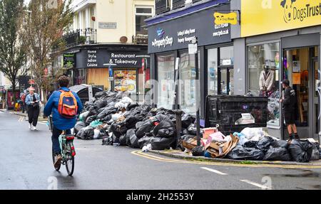 Brighton UK 20 ottobre 2021 - mucchi di rifiuti possono ancora essere visti per le strade di Brighton dopo uno sciopero di due settimane da parte dei binmen . Tuttavia il consiglio cittadino a guida verde ha votato a favore di un accordo ieri sera per porre fine allo sciopero: Credit Simon Dack / Alamy Live News Foto Stock