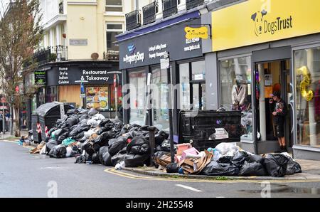 Brighton UK 20 ottobre 2021 - mucchi di rifiuti possono ancora essere visti per le strade di Brighton dopo uno sciopero di due settimane da parte dei binmen . Tuttavia il consiglio cittadino a guida verde ha votato a favore di un accordo ieri sera per porre fine allo sciopero: Credit Simon Dack / Alamy Live News Foto Stock