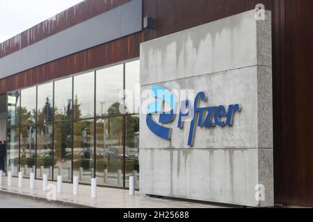 Salonicco (Grecia), 12 ottobre 2021: La nuova visione della costruzione di Pfizer del nuovo centro per l'innovazione digitale e le operazioni e i servizi aziendali Foto Stock