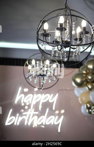 Decorazione festiva della sala. Zona fotografica nel ristorante con l'iscrizione "Happy Birthday!" Decorazioni per feste di compleanno. Foto Stock