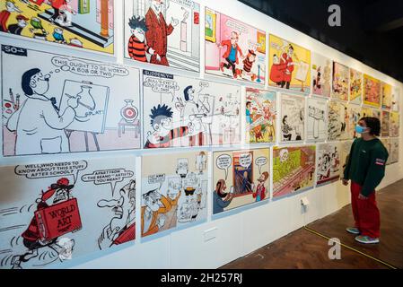 Londra, Regno Unito. 20 ottobre 2021. Un visitatore vede una parete di estratti dei classici fumetti di Beano. Anteprima di “Beano: The Art of Breaking the Rules”, una nuova mostra alla Somerset House che celebra il fumetto settimanale più lungo del mondo e un’icona culturale britannica: Beano. Curata da Andy Holden, artista e fan di Beano per tutta la vita, opere di scrittori, musicisti, pittori, scultori e fotografi sono esposte accanto a opere di fumetti originali e manufatti dell’archivio di Beano in una mostra che si svolge dal 21 ottobre 2021 al 6 marzo 2022. Credit: Stephen Chung / Alamy Live News Foto Stock