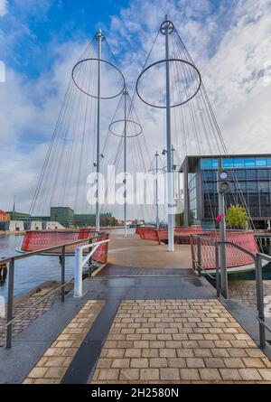 Ponte pedonale Five Circles o Cirkelbroen dell'artista Olfaur Eliassoncrossing Christianshavn Canal a Copenhagen Foto Stock