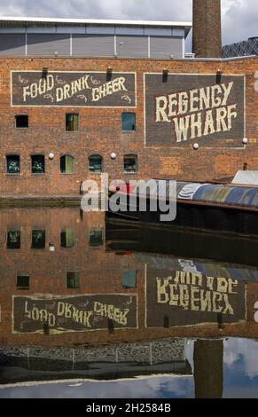 Vecchia barca stretta sul canale a Regency Wharf, Birmingham, West Midlands, Inghilterra, Regno Unito Foto Stock