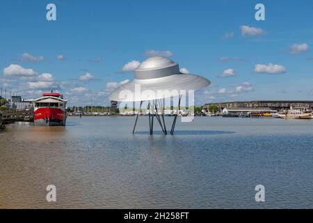 L'artista londinese Suzanne Treister ha creato le astronavi di Bordeaux per i fagotti à flots di Bordeaux, Francia Foto Stock