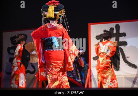 Gli attori teatrali giapponesi eseguono danza tradizionale orientale. Foto Stock