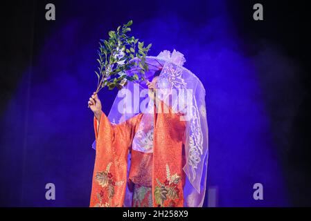 Gli attori teatrali giapponesi eseguono danza tradizionale orientale. Foto Stock