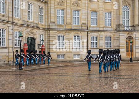 Copenaghen, Danimarca, 21 settembre 2021: Cambio tradizionale delle guardie a mezzogiorno di fronte al palazzo reale di Amalienborg. Foto Stock