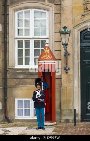 Copenaghen, Danimarca – 21 settembre 2021: Guardia reale in uniforme tradizionale nel palazzo di Amalienborg, residenza della famiglia reale danese. Foto Stock