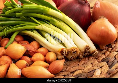 Foto da vicino con cipolle secche e fresche. Foto Stock