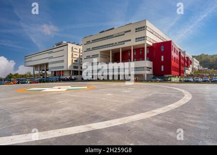 Verduno, Alba, Piemonte, Italia - 12 ottobre 2021: Ospedale Michele e Pietro Ferrero visto dall'eliporto di emergenza, ASL CN2 ospedale di Alba Foto Stock