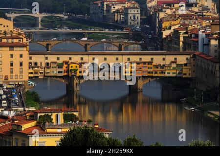 Traffico mattutino di picco che attraversa il fiume Arno su ponti oltre il Ponte Vecchio a Firenze, Toscana, Italia Foto Stock