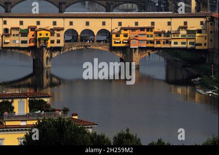Il Ponte Vecchio si riflette nell'Arno a Firenze, Toscana, Italia Foto Stock