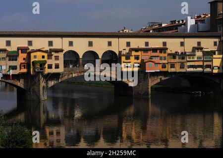 Ponte ad arco segmentato che attraversa il fiume Arno, il Ponte Vecchio a Firenze, Toscana, Italia Foto Stock