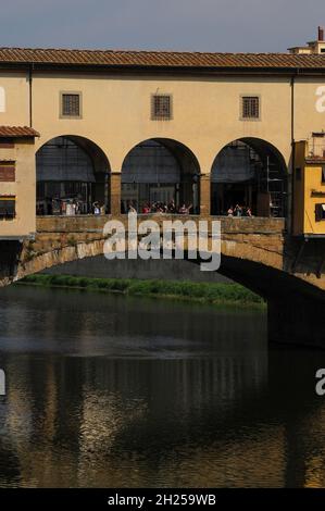 Turisti estivi sul Ponte Vecchio a Firenze, Toscana, Italia Foto Stock