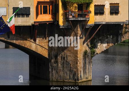 Fiori su un balcone che si affaccia sul fiume Arno - il Ponte Vecchio a Firenze, Toscana, Italia Foto Stock