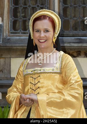 Donna vestita in costume Tudor al castello di Hever a Hever vicino Edenbridge, Kent, Inghilterra, Regno Unito Foto Stock