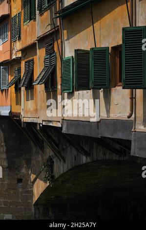 Colori sbiaditi sul lato sud-est del Ponte Vecchio a Firenze, Toscana, Italia Foto Stock