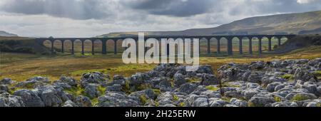 Il viadotto Ribblehead si trova appena oltre il confine tra Cumbria e North Yorkshire ed è senza dubbio la struttura più imponente del Settle-Carlisle Foto Stock