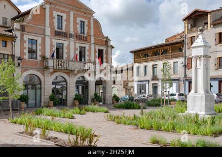 Il municipio (Hôtel de ville) e la sua piazza tranquilla traffico di Cazères-sur-Garonne, Francia Foto Stock