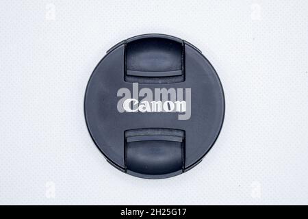 Canon paraluce obiettivo 50mm isolato su sfondo bianco. Foto Stock