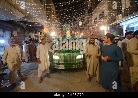 Peshawar, Pakistan. 19 Ott 2021. La gente si affolla in un'area di mercato per Mawlid al-Nabi, anniversario di nascita dei musulmani amato profeta Muhammad a Peshawar. Mawlid al-Nabi è celebrato dai musulmani ogni anno il 12 del Rabi-ul-Awal, il terzo mese del Calendario Islamico. (Foto di Hussain Ali/Pacific Press) Credit: Pacific Press Media Production Corp./Alamy Live News Foto Stock