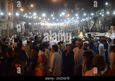 Peshawar, Pakistan. 19 Ott 2021. La gente si affolla in un'area di mercato per Mawlid al-Nabi, anniversario di nascita dei musulmani amato profeta Muhammad a Peshawar. Mawlid al-Nabi è celebrato dai musulmani ogni anno il 12 del Rabi-ul-Awal, il terzo mese del Calendario Islamico. (Foto di Hussain Ali/Pacific Press) Credit: Pacific Press Media Production Corp./Alamy Live News Foto Stock