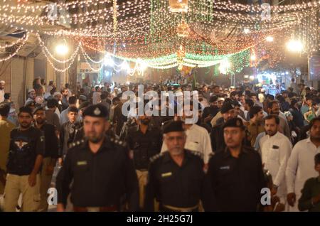 Peshawar, Pakistan. 19 Ott 2021. La gente si affolla in un'area di mercato per Mawlid al-Nabi, anniversario di nascita dei musulmani amato profeta Muhammad a Peshawar. Mawlid al-Nabi è celebrato dai musulmani ogni anno il 12 del Rabi-ul-Awal, il terzo mese del Calendario Islamico. (Foto di Hussain Ali/Pacific Press) Credit: Pacific Press Media Production Corp./Alamy Live News Foto Stock