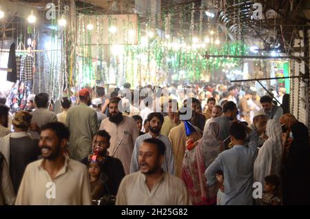 Peshawar, Pakistan. 19 Ott 2021. La gente si affolla in un'area di mercato per Mawlid al-Nabi, anniversario di nascita dei musulmani amato profeta Muhammad a Peshawar. Mawlid al-Nabi è celebrato dai musulmani ogni anno il 12 del Rabi-ul-Awal, il terzo mese del Calendario Islamico. (Foto di Hussain Ali/Pacific Press) Credit: Pacific Press Media Production Corp./Alamy Live News Foto Stock