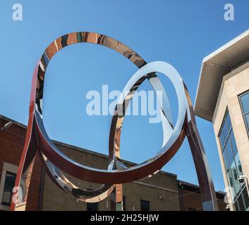 Scultura in metallo "The Swirl", Orchard Shopping Center, Didcot, Oxfordshire, Inghilterra Foto Stock
