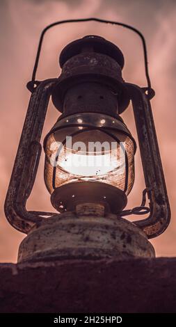 Una vecchia lampada cherosene si erge Foto Stock