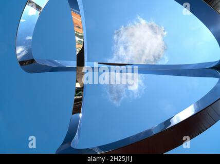 Scultura in metallo "The Swirl", Orchard Shopping Center, Didcot, Oxfordshire, Inghilterra Foto Stock