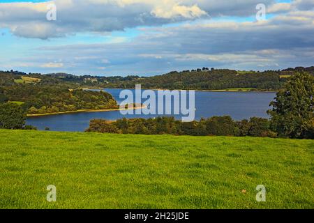 Vista sull'acqua di Carsington da Hognaston nel Derbyshire, Inghilterra, Regno Unito Foto Stock