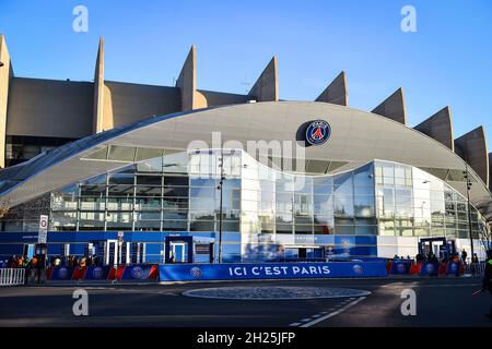 Parigi, Francia, Francia. 19 Ott 2021. Vista generale dell'esterno durante il gruppo UEFA Champions League Una partita tra Paris Saint-Germain e RB Leipzig al Parc des Princes Stadium il 19 ottobre 2021 a Parigi, Francia. (Credit Image: © Matthieu Mirville/ZUMA Press Wire) Foto Stock